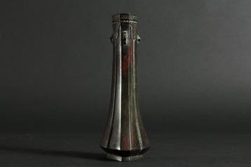 Vaas - Bronzen driehoekige Ikebana-vaas met houten doos -