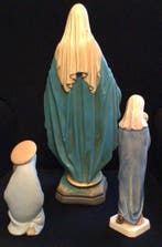 Een pakket van drie religieuze standbeelden die de Heilige