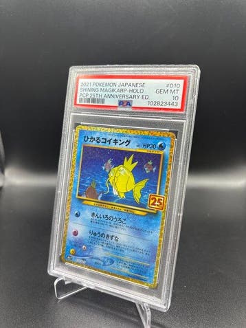 Pokémon - 1 Graded card - Magikarp 010 25TH Anniversary Foil, Hobby en Vrije tijd, Nieuw