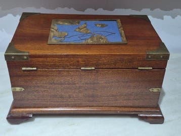 Caja decorativa de madera y cuero tachonado – década de 1960