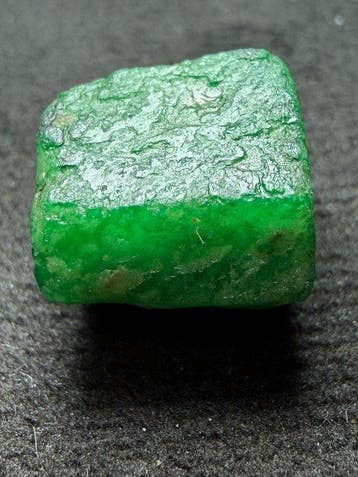Smaragd Ruw. 20,70 ct. Topgroene grote smaragdkristal. 100%
