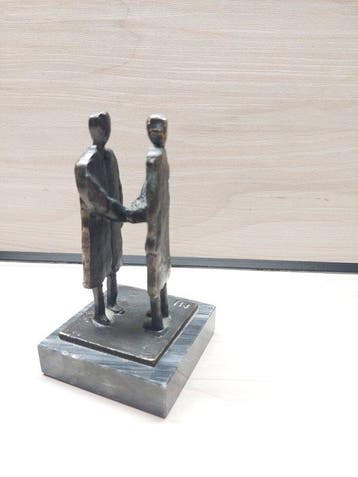 Artihove - Mark Jurriens - sculptuur, Vriendschap - 14 cm -