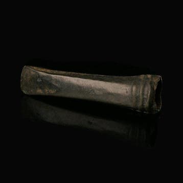 Bronstijd Brons votieve bijl met sokkel, Antiek en Kunst
