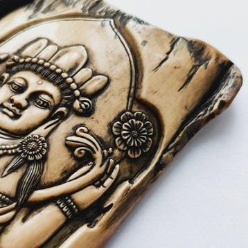 Népal Os Talisman en perles avec relief sur panneau