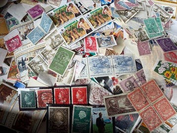 Wereld - Ruim 5000 ongesorteerde postzegels in doos,