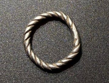 Époque Viking Une élégante bague de mariage en argent, Antiquités & Art