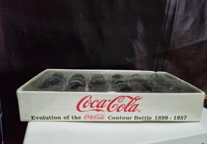 Themacollectie - Coca-Cola Fles Evolutie Set – 1996, Antiek en Kunst, Antiek | Speelgoed