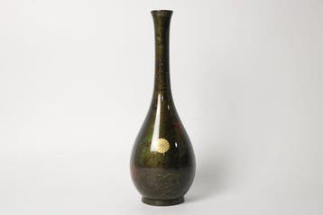Japanse bronzen vaas, Takaoka – keizerlijke chrysantenkroon
