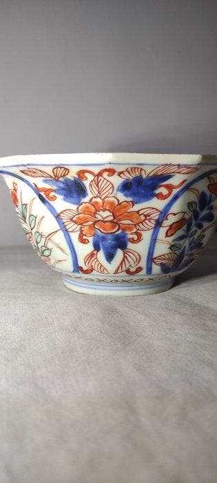 Kleine Japanse Imari-porseleinen kom met levendige,