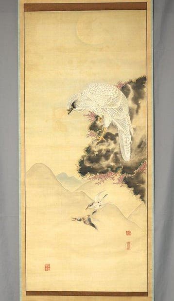 Un faucon blanc et deux petits oiseaux sous le clair de