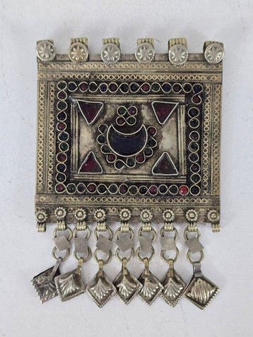 Deux pendentifs damulette de torse Kuchi - Afghanistan