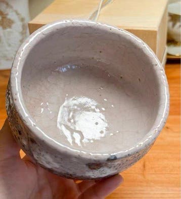 Pink Shino Plum Blossom Matcha Chawan door Godai Kojiro,