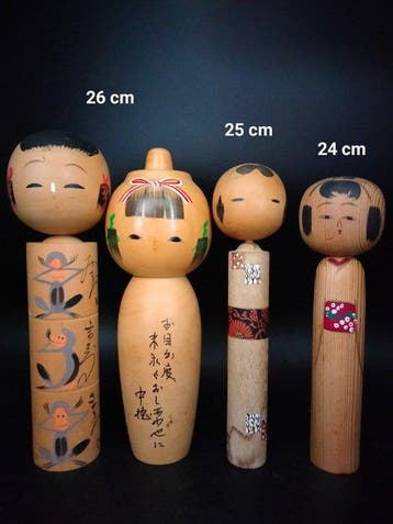 Beeldje (9) - Negen traditionele kokeshi in verschillende