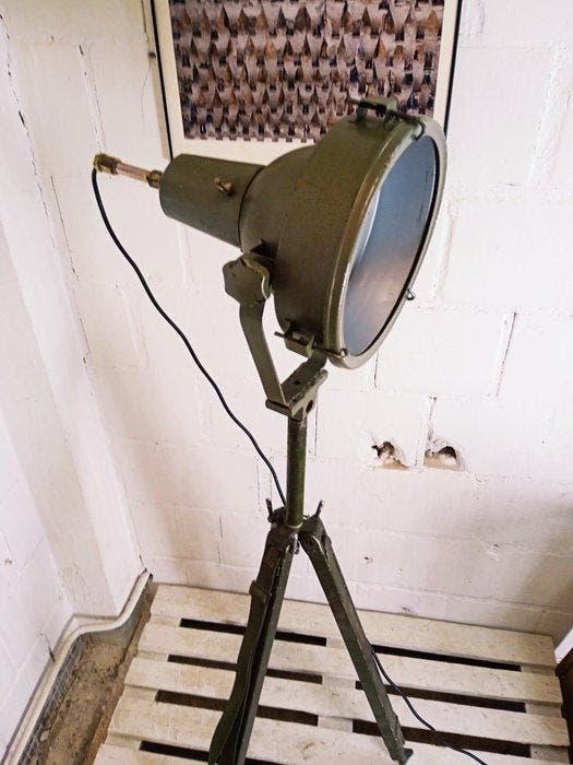 Statief vloerlamp - Militaire lamp op statief - Staal,, Antiek en Kunst, Antiek | Verlichting
