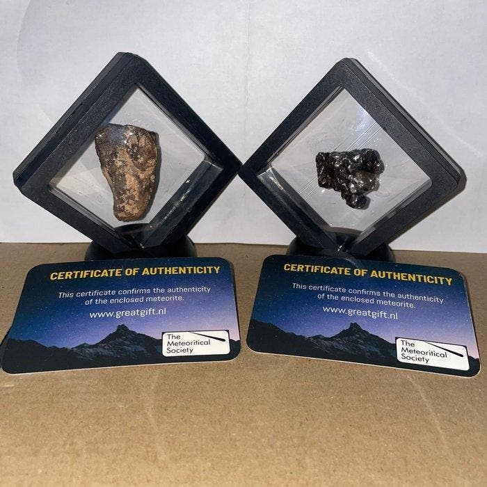 Collection de météorites avec 2 météorites dans un, Collections, Minéraux & Fossiles
