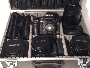 Olympus E-5 con 8mm ; 11-22mm ; 25mm ; 14-54mm ; 70-300mm ;