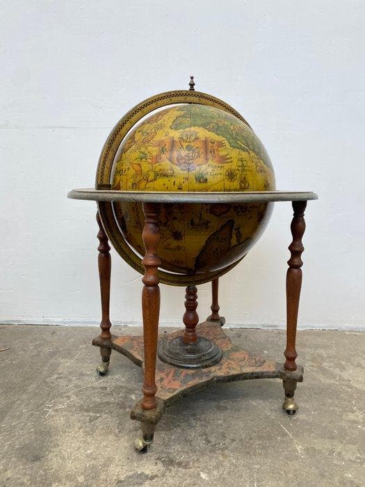 Globe bar - Hout - H. 73 cm - D. 100 cm, Antiek en Kunst, Curiosa en Brocante