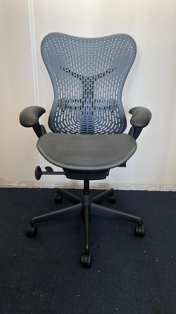 Herman Miller Mirra Shadow Blue Fog Editie - 5 Jaar Garantie, Huis en Inrichting, Bureaustoelen, Bureaustoel, Blauw, Zo goed als nieuw