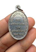 Esoterisch en geheimzinnig gotische medaille van wit metaal,, Antiek en Kunst, Curiosa en Brocante