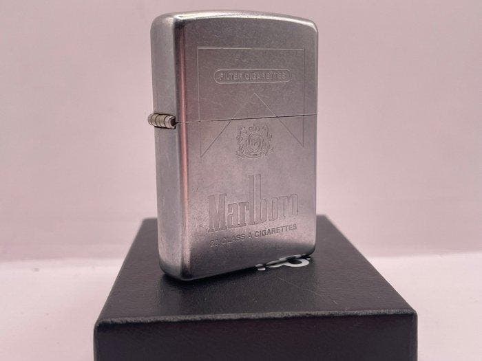 Zippo - MARLBORO GRAVÉ - ARGENTÉ - Zonder minimumprijs -, Verzamelen, Rookartikelen, Aanstekers en Luciferdoosjes