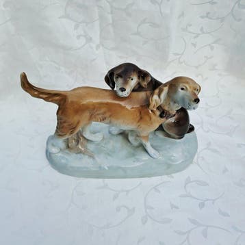 Royal Dux - Beeldje - Zwei Hunde auf Sockel - Porselein