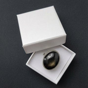 Ring van zilveren obsidiaan uit Mexico. Bevestiging op