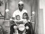 Sanlé Sory (1943) - Avec enfants et moto au studio - 1975, Antiquités & Art