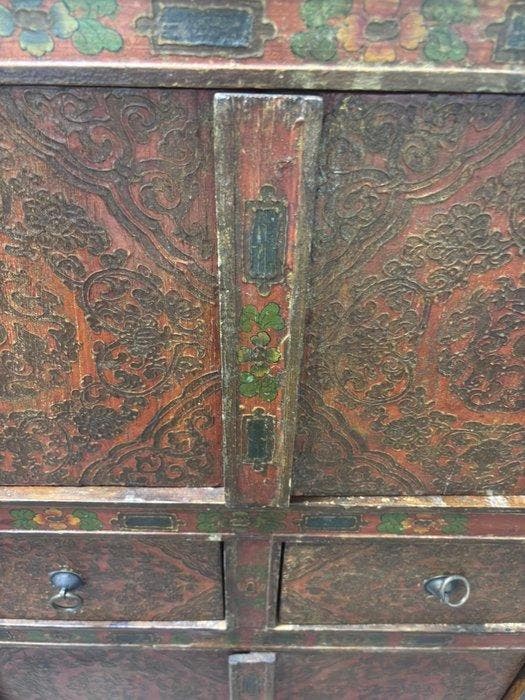 Een groot en zeldzaam Tibetaans schilderd en verguld houten, Antiek en Kunst, Antiek | Overige Antiek