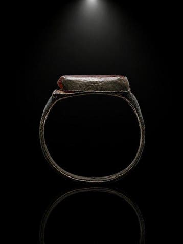 Médiéval Bronze Bague signet avec pierre cabochon rouge