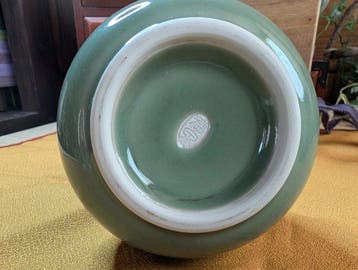 Vase céladon à deux anses avec boîte dorigine, biographie