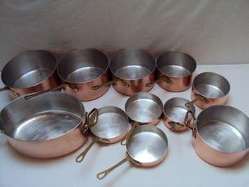 Magnifique lot 2 cocottes 1 ovale 1 ronde 6 casseroles et 3