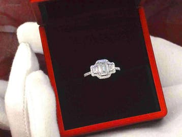 Witgouden trinity ring met een grote emerald cut...