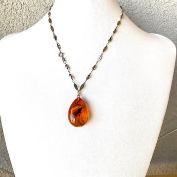Hanger met natuurlijk Baltisch amber en een zilveren ketting