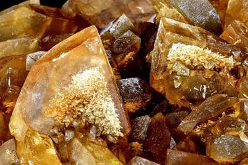 Historique jaune miel ciseau terminé baryte de Sardaigne -