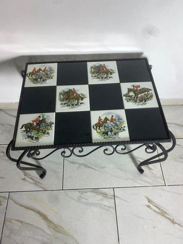 Table basse - Table basse Mid-Century en fer forgé et damier