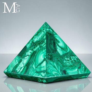 Natuurlijke malachietpiramide - Verfijnde mozaïektechniek -