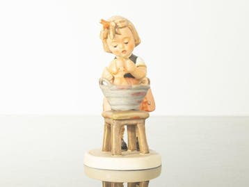 Goebel - M.I. Hummel - Figure - Puppenbad / Doll Bath #319 -, Antiek en Kunst