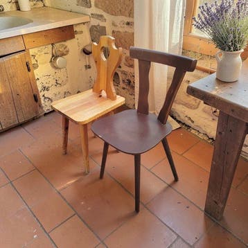Stoel - Vurenhout - Twee vintagestoelen