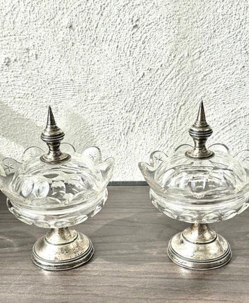 No reserve-Twee grote 19e eeuwse geslepen kristallen