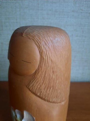 Witte camilia, kokeshi précieuse avec une fissure, 27 cm -