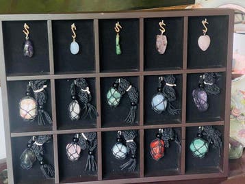 Superbe ensemble de pendentifs en pierres précieuses et de