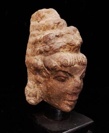 Indië in de middeleeuwen - Hoofd van roze zandsteen - Shiva