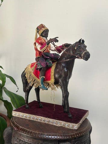 San Gregorio Armeno - sculptuur, personaggio su cavallo in