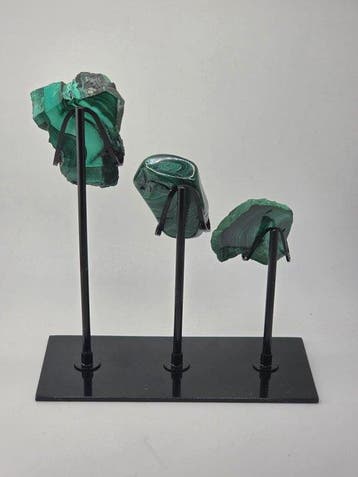 Elegante set van 3 natuurlijke malachietschijfjes op metalen, Antiek en Kunst
