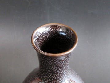 Vaas - Suzu ware Oil-spot Tenmoku glaze Bloemenvaas door, Antiek en Kunst