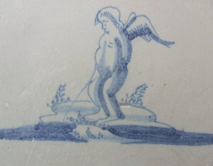 Tegel - Zeldzame plassende Amor. - 1650-1700, Antiquités & Art, Antiquités | Verre & Cristal