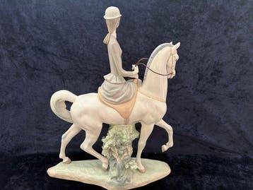 Lladró - Beeldje - Dame à cheval - Porselein