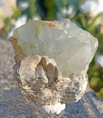 ruwe aquamarijn, lichtblauw Over muscoviet - Hoogte: 45 mm -