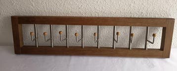 Mid-Century Wandgarderobe aus Teakholz mit 8 Metallhaken –