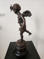 Figurine - Putto / Cupido op voetstukAuguste Moreau, Antiek en Kunst